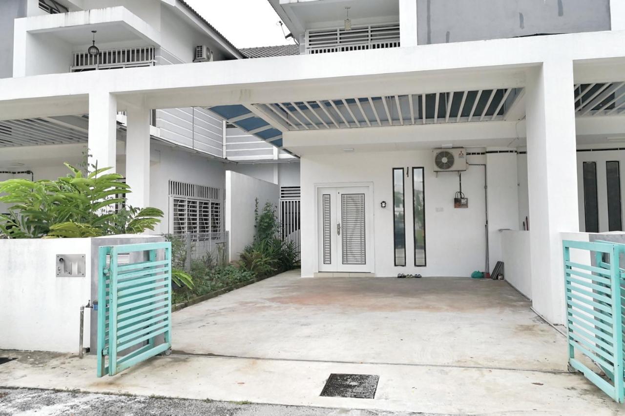 Teratak Persona Homestay. 4 Rooms Double Storey Terrace In Kuantan City. المظهر الخارجي الصورة