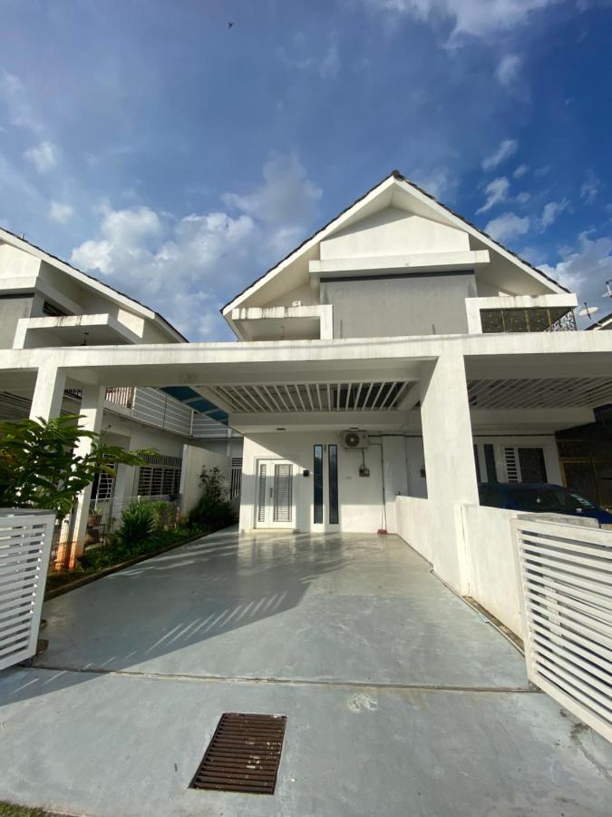 Teratak Persona Homestay. 4 Rooms Double Storey Terrace In Kuantan City. المظهر الخارجي الصورة